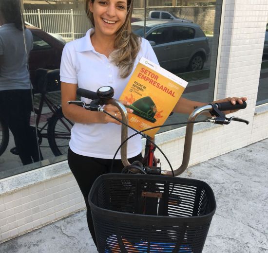 Acibalc entrega revistas de bike para estimular o uso de um meio mais sustentável