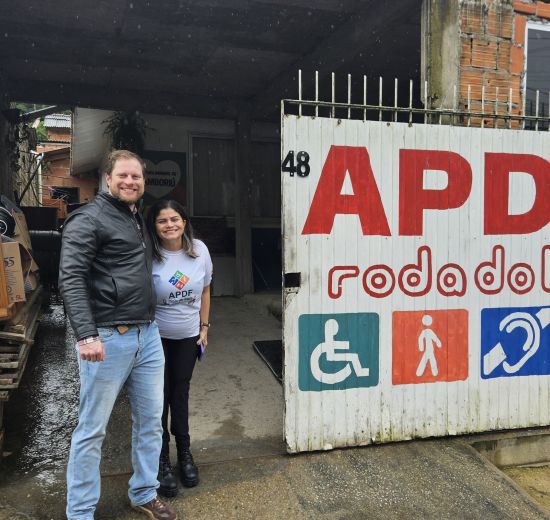 Núcleo ESG da ACIBALC entrega computador à instituição APDF Roda do Bem